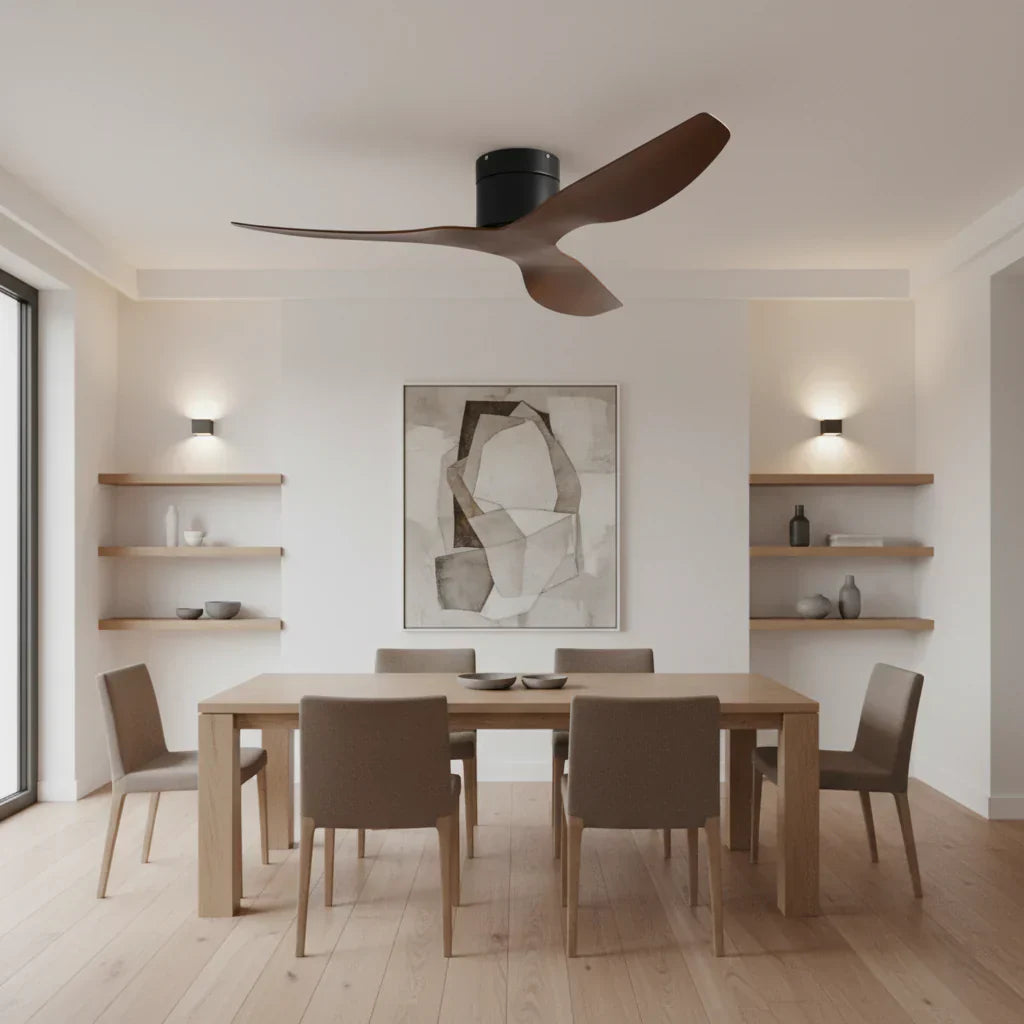 Ventilateur de plafond design ultra-plat dans une salle à manger Image