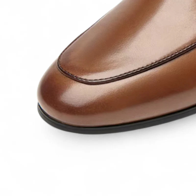 Mocassin En Cuir Marron Vernis Avec Talon Et Bijoux Femme