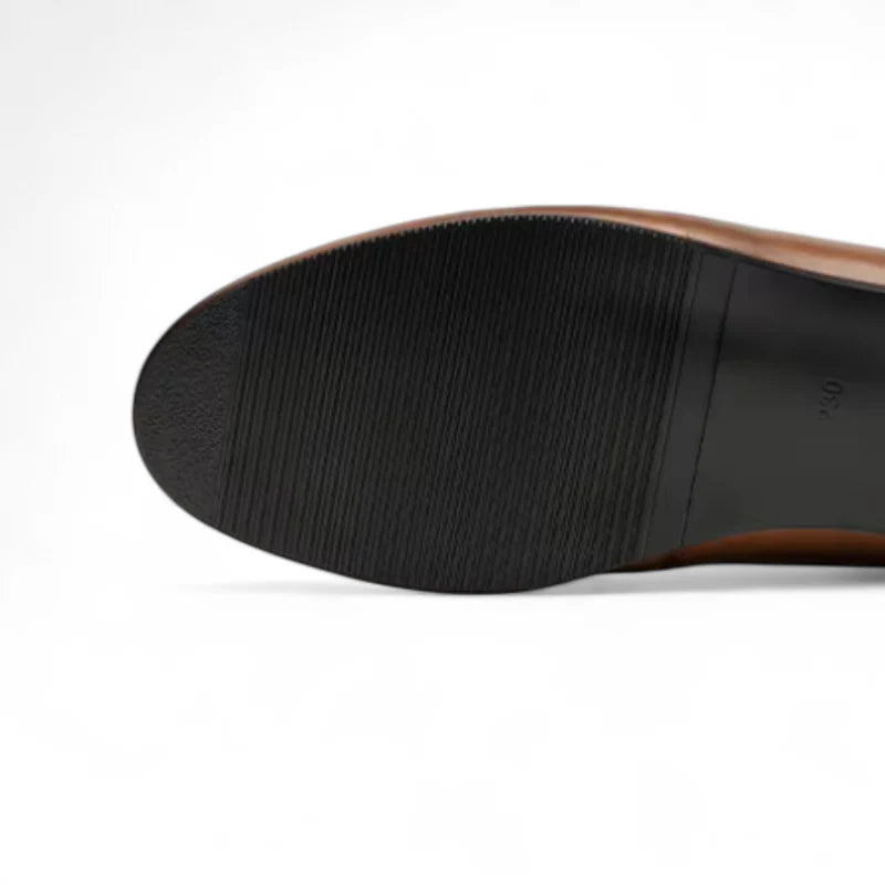 Mocassin En Cuir Marron Vernis Avec Talon Et Bijoux Femme