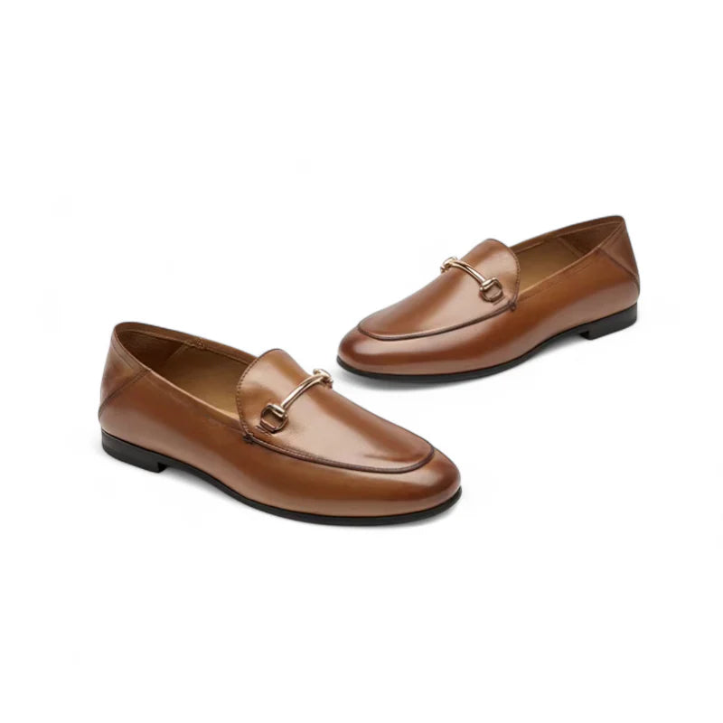 Mocassin En Cuir Marron Vernis Avec Talon Et Bijoux Femme