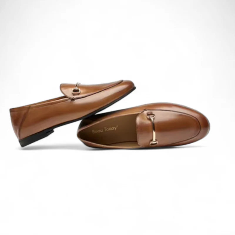 Mocassin En Cuir Marron Vernis Avec Talon Et Bijoux Femme