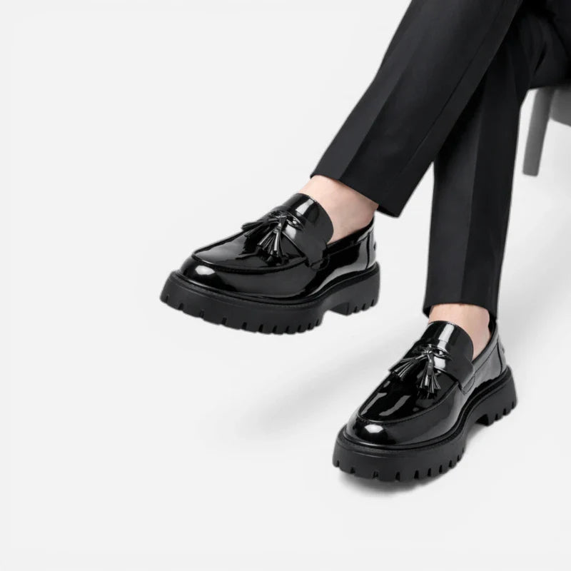 Mocassin Compensé En Cuir Vernis Noir à Gland Pour Homme
