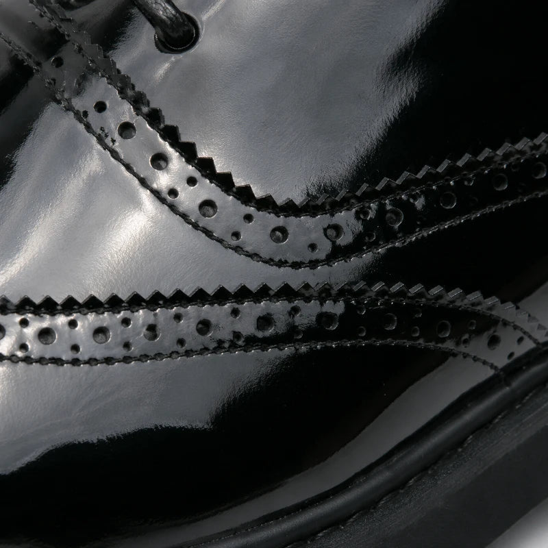 Mocassin Derby Plateforme Compensée Noir Vernis À Lacets Et Motifs Brogue
