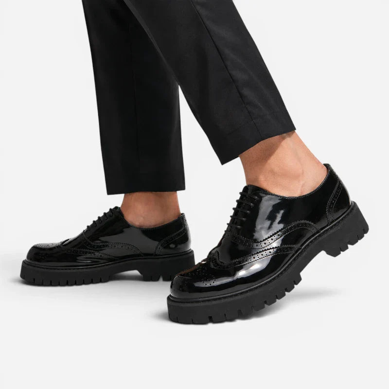 Mocassin Derby Plateforme Compensée Noir Vernis À Lacets Et Motifs Brogue