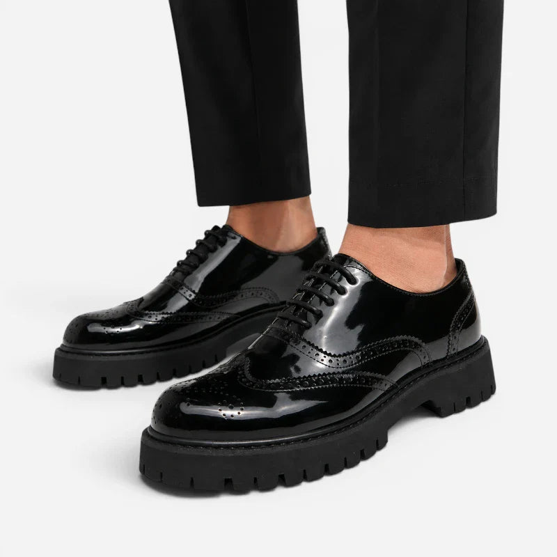 Mocassin Derby Plateforme Compensée Noir Vernis À Lacets Et Motifs Brogue
