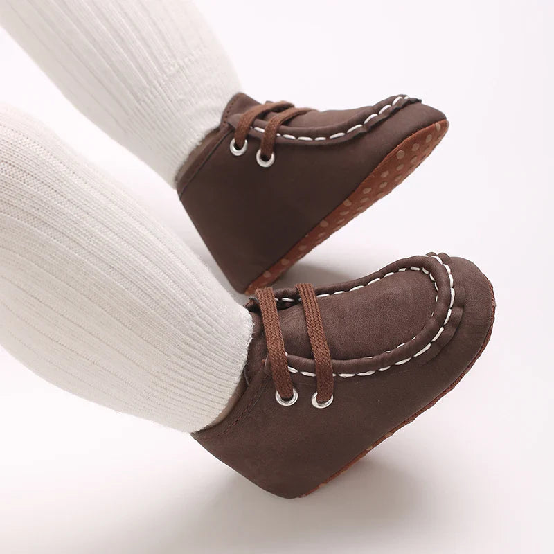 Mocassin En Daim Marron Coutures Blanches Bébé