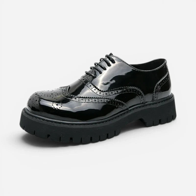 Mocassin Derby Plateforme Compensée Noir Vernis À Lacets Et Motifs Brogue