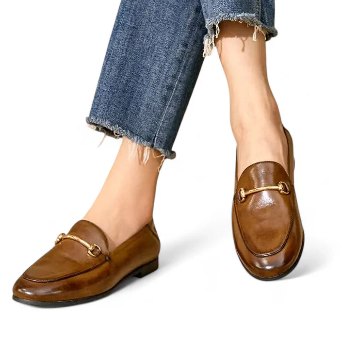 Mocassin En Cuir Marron Vernis Avec Talon Et Bijoux Femme